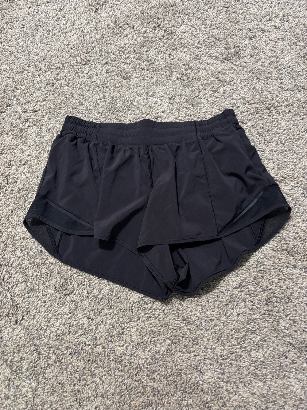 Lululemon Hotty Hot Short II *2.5" size 8